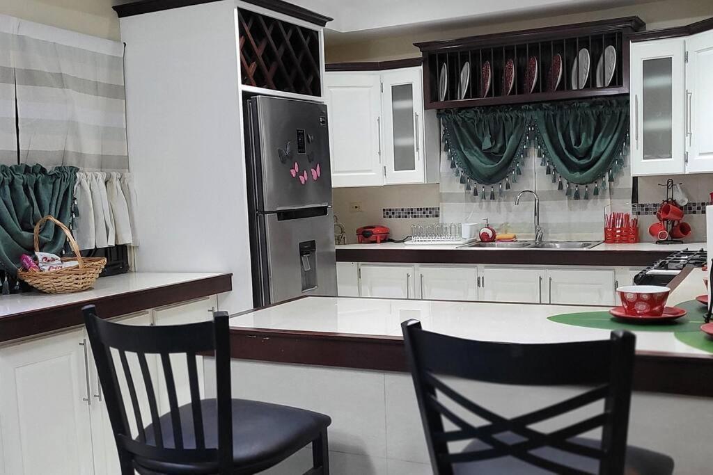 Travelholics Getaways Villa Piarco ภายนอก รูปภาพ